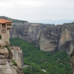 Im Hintergrund  überragt Kloster Rousanoú das Tal