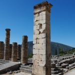 Die Prachtstraße der Schatzhäuser endet am Apollon Tempel