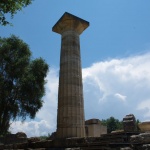 Eine gigantische wieder aufgestellte Säule des Zeustempels