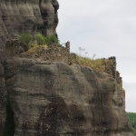 Überall in den Felsen finden sich alte Besiedlungsspuren