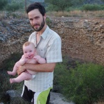 Mr. Baby freut sich über Ausgang am Grab von Epano Phournos in schlechtem Zustand