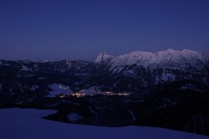 Ortsteil von Achenkirch bei Nacht im Winter