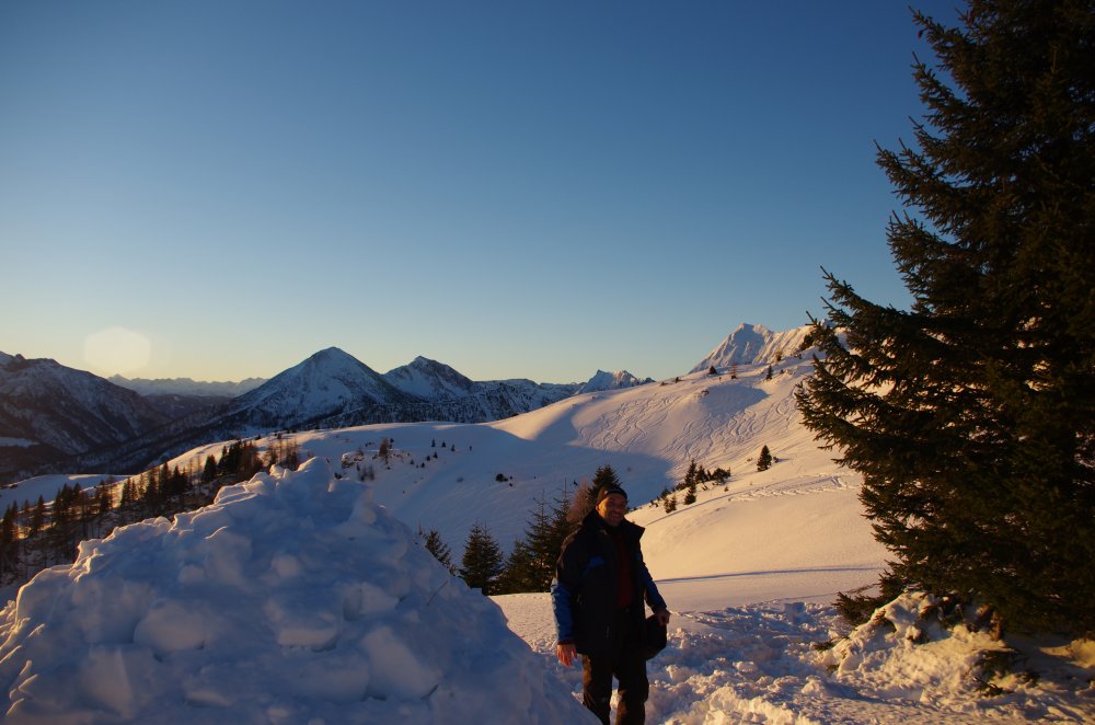 Alpenpanorama mit Iglu am Morgen