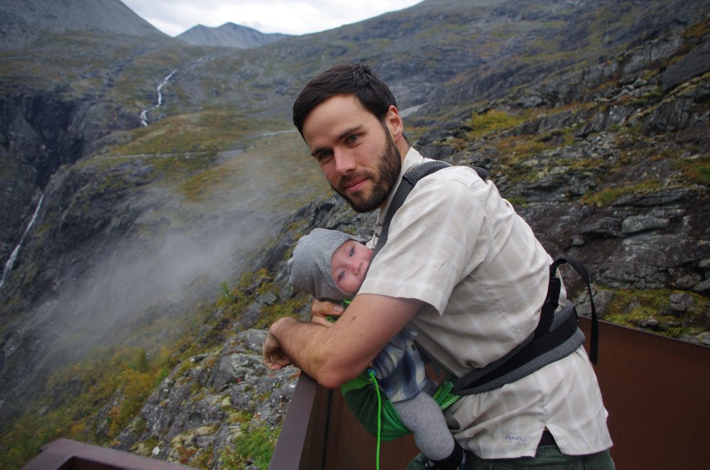 Aussichtsplattform der Trollstigen mit Baby und Outdoorhemd