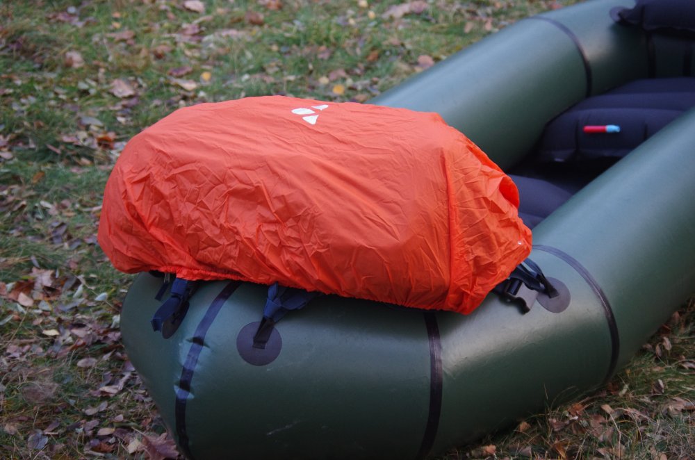 Rucksack mit Regenüberzug auf Bootsbug verzurrt