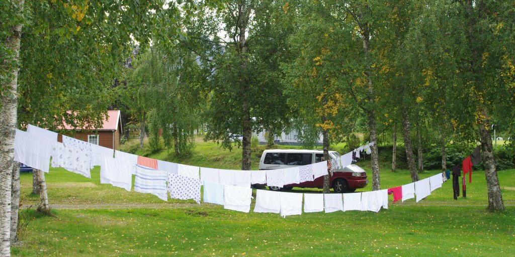 Zwei Wäscheleinen mit Stoffwindeln in Norwegen