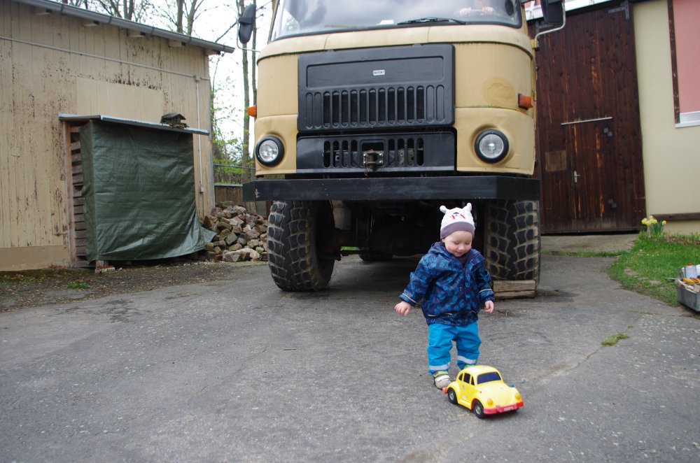 Spielzeugauto und Kind vor IFA L60