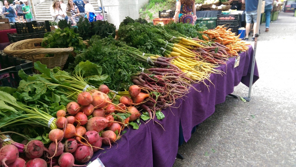 Gemüsestand auf regionalem Wochenmarkt