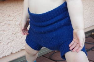 Blaue Überhose aus Wolle am Baby