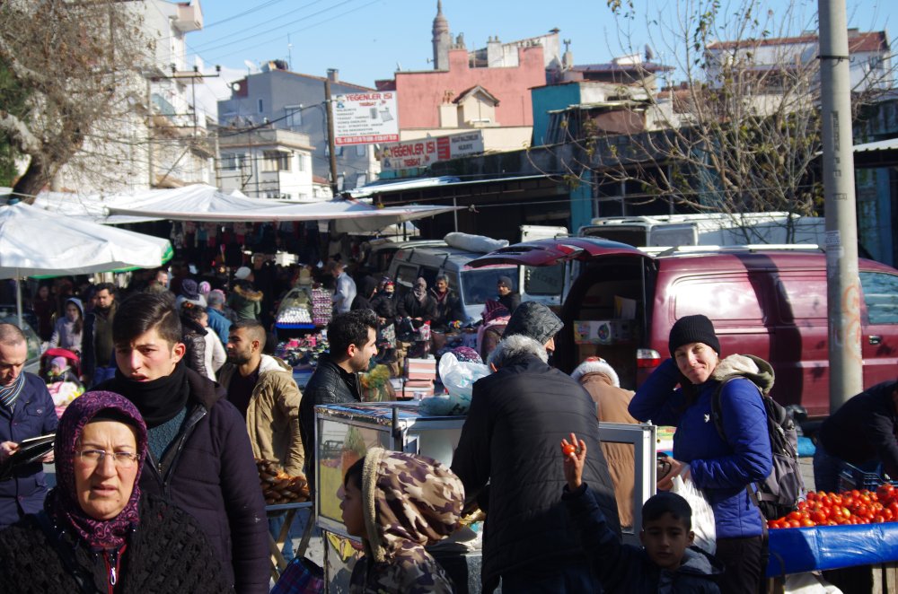 Andrang auf dem Wochenmarkt bzw. Basar von Edremit in der Türkei am Mittwoch