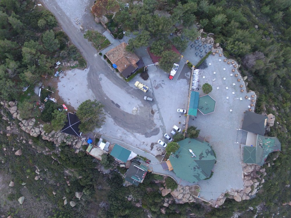 Luftbild des Aussichtsfelsen Şeytan Sofrası in der Türkei 