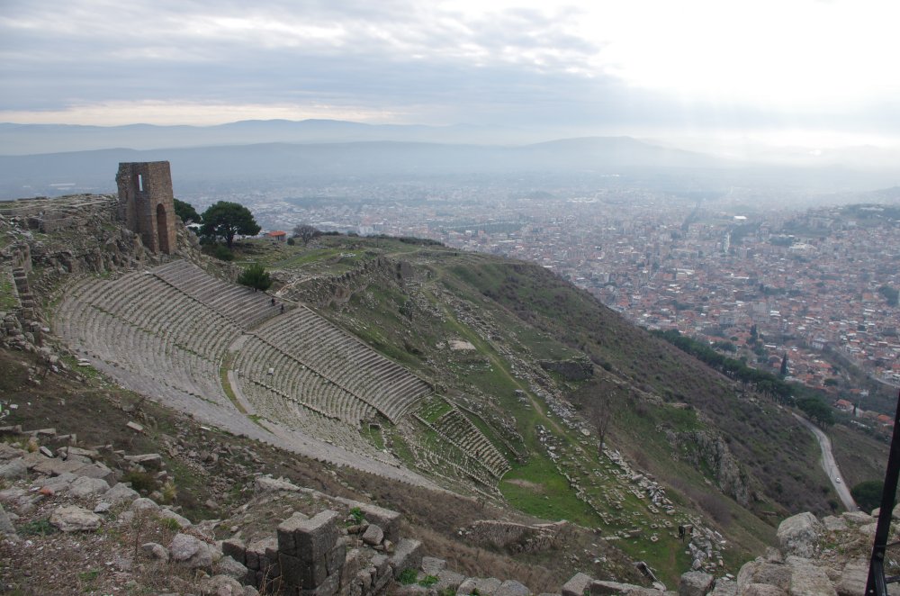 Das Theater von Pergamon mit Sicht über das moderne Bergama