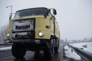 Autobahnabfahrt in Ungarn im Winter mit vereistem IFA L60 4x4