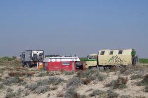 Drei Allradfahrzeuge stehen in den Dünen des Persichen Golfs.