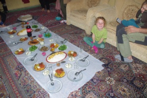 Leckere vegetarische Speisen auf dem Boden bei einer Einladung zum Essen im Iran