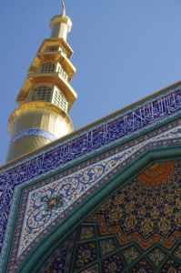 Blau gekachelte Moschee mit goldenem Minarett