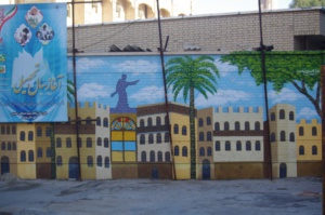 Häuser und Palmen als Streetart im Iran