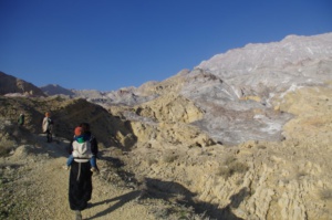 Oberirdischer Salzstock im Iran mit Wanderern