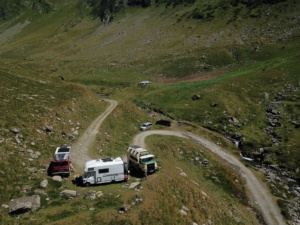 drei Wohnmobile neben der Transfagarasan in den Bergen