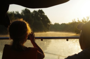 Arttu filmt Kanal im Donaudelta vom Boot aus